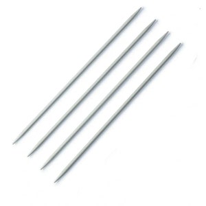 Könnte beinhalten: Vier weiße Stricknadeln, diagonal auf weißem Hintergrund angeordnet.