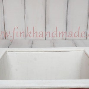 Puede incluir: Caja de madera blanca con una abertura cuadrada. La caja est&aacute; sobre una superficie de madera blanca. El texto "www.finkhandmade.de" es visible en la superficie.