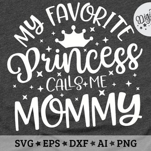 K&ouml;nnte beinhalten: Wei&szlig;er Text auf dunkelgrauem Hintergrund lautet "My Favorite Princess Calls Me Mommy" mit einer Krone &uuml;ber dem Wort "Princess". Der Text ist von kleinen Sternen umgeben. Der Text "SVG EPS DXF AI PNG" befindet sich am unteren Rand des Bildes.
