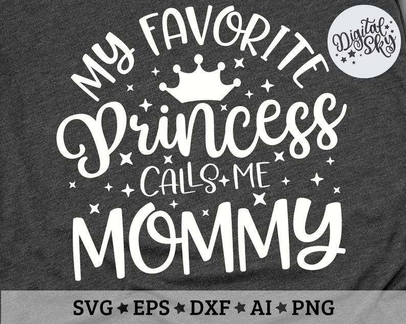 K&ouml;nnte beinhalten: Wei&szlig;er Text auf dunkelgrauem Hintergrund lautet "My Favorite Princess Calls Me Mommy" mit einer Krone &uuml;ber dem Wort "Princess". Der Text ist von kleinen Sternen umgeben. Der Text "SVG EPS DXF AI PNG" befindet sich am unteren Rand des Bildes.