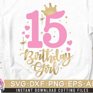 K&ouml;nnte beinhalten: Die Zahl 15 in Pink mit einer goldenen Krone und den Worten "Birthday Girl" in goldener Schrift. Das Design ist auf einem wei&szlig;en T-Shirt.