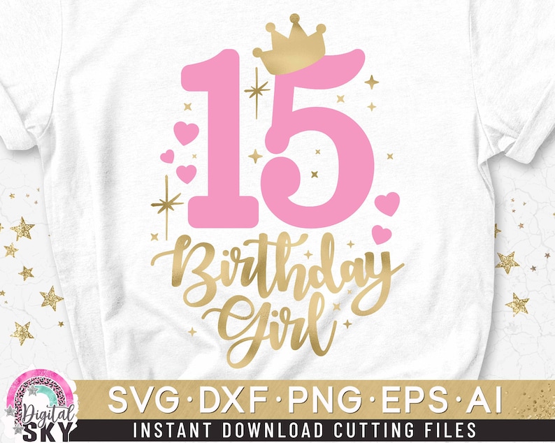 K&ouml;nnte beinhalten: Die Zahl 15 in Pink mit einer goldenen Krone und den Worten "Birthday Girl" in goldener Schrift. Das Design ist auf einem wei&szlig;en T-Shirt.