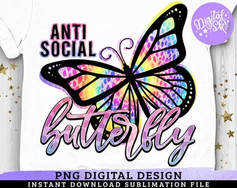 Könnte beinhalten: Ein weißes T-Shirt mit einem grafischen Design eines großen Schmetterlings mit regenbogenfarbenen Flügeln und Leopardenmuster. Der Text ANTI SOCIAL ist in Schwarz über dem Schmetterling gedruckt, und das Wort butterfly steht in violetter Schreibschrift.