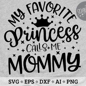 K&ouml;nnte beinhalten: Schwarzwei&szlig;es Grafikdesign mit dem Text "My Favorite Princess Calls Me Mommy". Das Design zeigt eine Krone und Sterne.