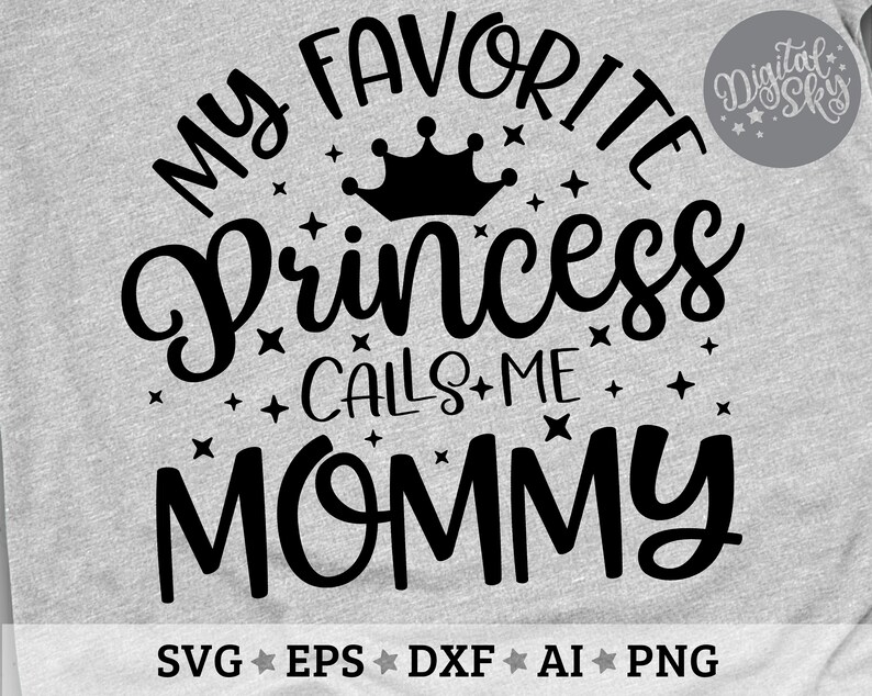 K&ouml;nnte beinhalten: Schwarzwei&szlig;es Grafikdesign mit dem Text "My Favorite Princess Calls Me Mommy". Das Design zeigt eine Krone und Sterne.