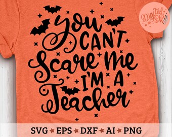 Può includere: Una t-shirt arancione con testo nero che recita You Can't Scare Me I'm A Teacher. Il design include sagome di pipistrelli neri e piccoli accenti a forma di stella sparsi tra le lettere. Un logo circolare nell'angolo in alto a destra riporta Digital Sky.