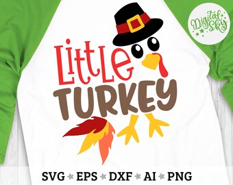 Puede incluir: Una camiseta blanca con un diseño de pavo marrón y rojo. El pavo lleva un sombrero negro con una banda y una hebilla rojas. El texto "Little Turkey" está escrito en letras rojas y marrones.