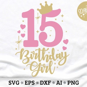 K&ouml;nnte beinhalten: Die Zahl 15 in Pink mit einer goldenen Krone und den Worten "Birthday Girl" in goldener Schrift. Kleine rosa Herzen und goldene Sterne sind um das Design verstreut.