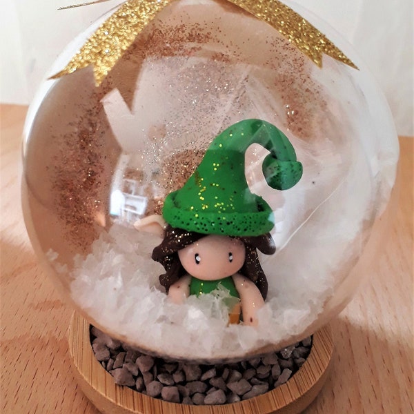 Boule de Noël avec personnage pâte polymère et neige