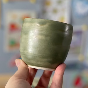 Tasse verte simple, Yunomi, céramique faite à la main, 8oz Prêt à expédier image 1