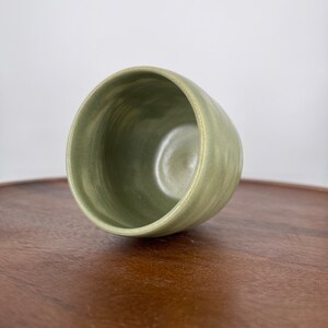 Tasse verte simple, Yunomi, céramique faite à la main, 8oz Prêt à expédier image 3