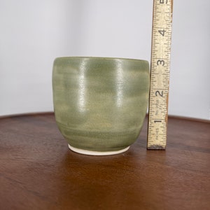 Tasse verte simple, Yunomi, céramique faite à la main, 8oz Prêt à expédier image 6