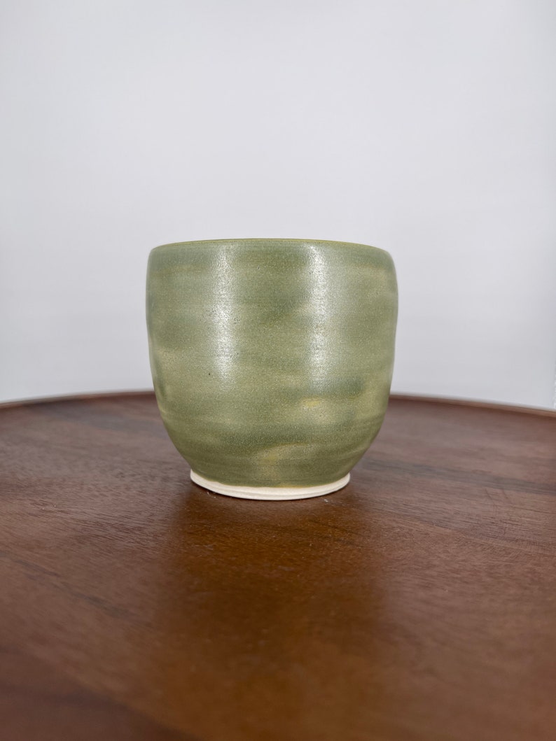 Tasse verte simple, Yunomi, céramique faite à la main, 8oz Prêt à expédier image 2