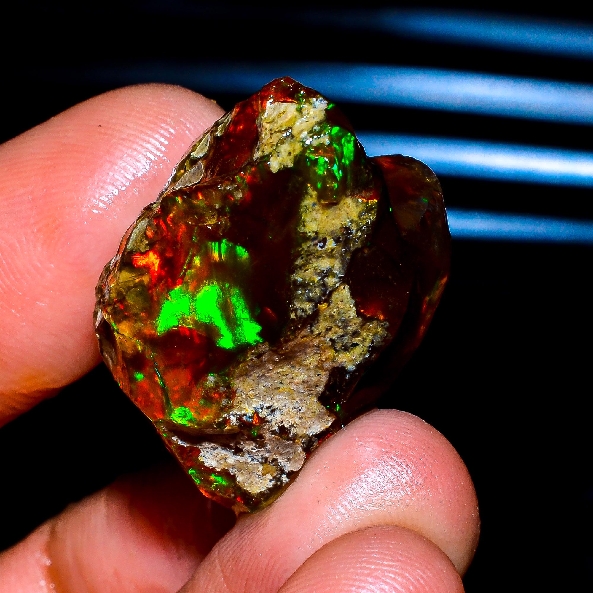 エチオピア産ウォーターオパール原石：華やかな炎の宝石、39.5カラット