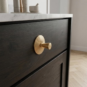 Perilla de latón con diseño de rayos de sol y placa trasera: herrajes para gabinetes modernos de mediados de siglo