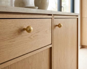 Pomello a sfera in ottone massiccio: ferramenta per mobili in stile moderno di metà secolo.