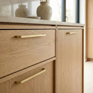 Tirador delgado para gabinetes Redefine Hardware, de latón macizo: Diseño moderno de mediados de siglo