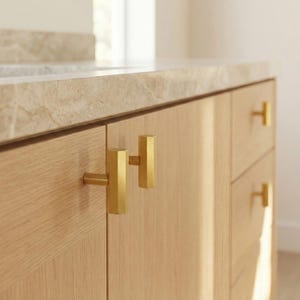 Perilla hexagonal de latón cepillado: herrajes para gabinetes modernos de mediados de siglo