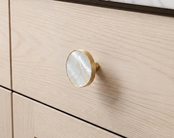 Pomello per mobile in ottone spazzolato stile Mid-Century Modern: intarsio a conchiglia bianca (diametro 3,8 cm)
