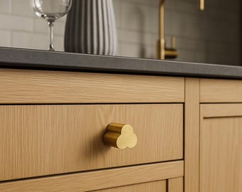 Puxador de armário de latão Triple Clover: acabamento moderno em latão escovado dourado