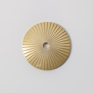 Perilla redonda de latón con diseño de rayos de sol de 1,9" con placa posterior y diseño moderno