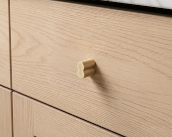 Pomello per mobile Redefine Hardware Brass Clover: finitura moderna in ottone spazzolato color oro