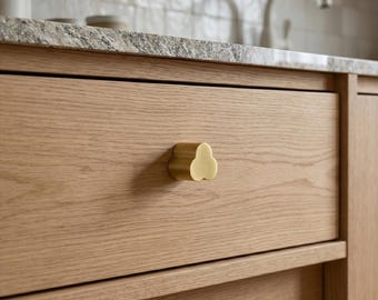 Pomello per mobile Triple Clover in ottone: finitura moderna in ottone spazzolato color oro