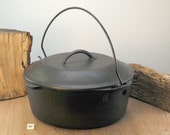 Unmarked LODGE 8 Dutch Oven w lid AND trivet