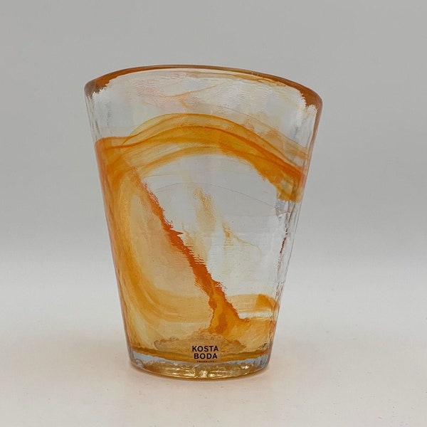 KOSTA BODA, Suède, par Ulrica Hydman-Vallien - Vase gobelet en verre soufflé, Collection Mine, orange, fabriqué à la main - Années 1980