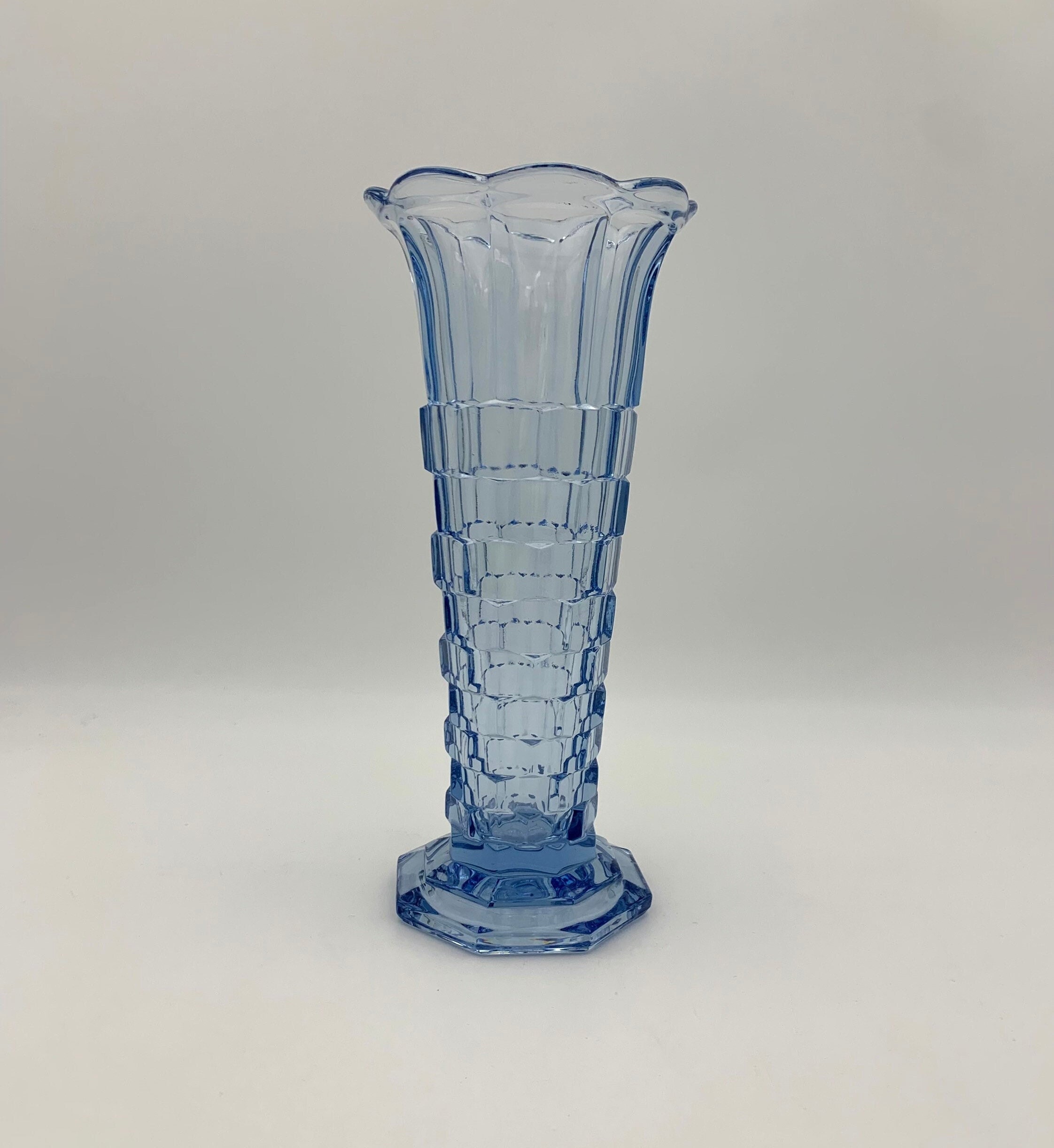 Grand Vase Style Art Déco en Verre Pressé Moulé, Bleu Myosotis - France Années 1940