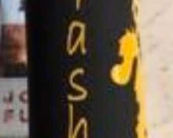 Può includere: Bottiglia d'acqua nera con il nome "Tasha" scritto in giallo.