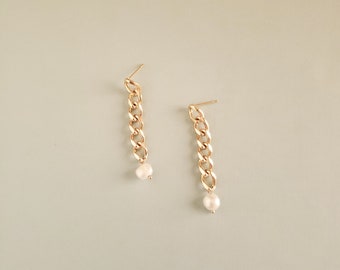Gold chain link water pearl earrings, gold curb chain, minimalist and chic dangle, 18K Real Gold Plated, Christmas gift for her