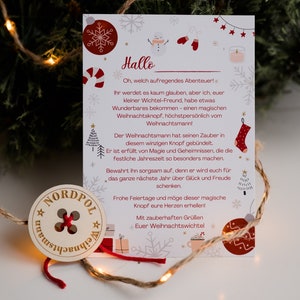 Weihnachtsmann Knopf mit Postkarte vom Wichtel, verlorener Knopf aus Holz, Wichtelzubehör