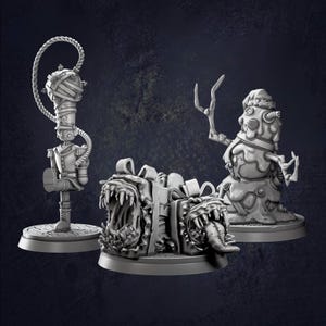 Peut inclure: Trois figurines grises sur le thème de la fantaisie. L'une est un soldat de plomb avec une masse, une autre est une boîte cadeau avec des visages de monstres, et la troisième est un bonhomme de neige avec un chapeau et des bras en branches.