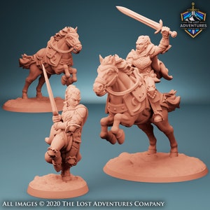 Peut inclure: Trois figurines miniatures de guerriers fantastiques, deux à cheval, une debout. Les figurines sont peintes dans une couleur brun clair. Les figurines font partie d'un jeu de rôle sur table.