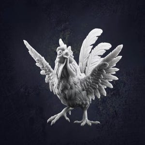 Op de afbeelding: Een gedetailleerde, monochrome sculptuur van een haan met uitgespreide vleugels. De vogel heeft een prominente kam, lellen en gedetailleerde veren. De haan staat in een stap, wat de indruk van beweging geeft. De achtergrond is een donker, getextureerd oppervlak.