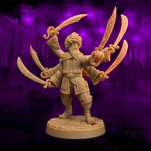 Op de afbeelding: Een miniatuurfiguur van een figuur met vier armen die een tulband en sierlijke kleding draagt, met vier kromzwaarden in de hand. Het figuur is in lichtbruin geverfd en staat op een ronde basis.