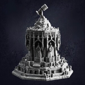 以下が含まれることがあります： ゴシック様式の構造物の詳細な灰色の彫刻。彫刻は、聖杯を持つ手、アーチ型のくぼみの中の人物、複雑な建築的詳細を特徴としています。ベースには、小さな柱のある複数のレベルがあります。