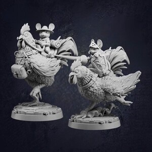 Op de afbeelding: Twee gedetailleerde, grijze miniatuurbeeldjes. Eén toont een muis die op een haan rijdt met een kleine tas. De andere toont een muis met een schild die op een haan rijdt. De hanen hebben gedetailleerde veren en staan op ronde bases.