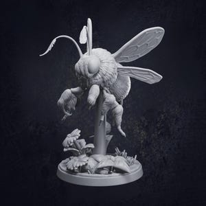 Op de afbeelding: Een wit 3D-geprint beeldje van een bij met grote vleugels en harige poten, geperst op een bloemstengel met bladeren en bloemen. De bij heeft een gedetailleerd gezicht met grote ogen en een pluche lichaam.