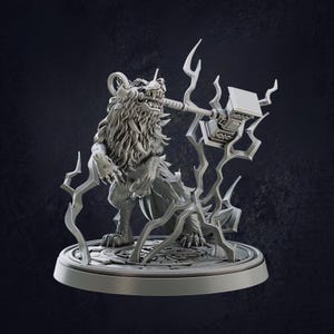 Può includere: Una scultura in miniatura grigia e dettagliata di una creatura simile a un lupo con un grande martello in bocca. La creatura è in piedi su una base circolare con un design a forma di fulmine.