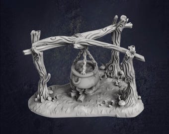 Könnte beinhalten: Ein Miniaturkessel in Grau, der über einer kleinen Feuerstelle aufgehängt ist und von Holzpfosten und -balken getragen wird. Die Szene umfasst stilisierte Bäume und Pilze und schafft eine Fantasy- oder skurrile Ästhetik. Der Kessel scheint mit einer Flüssigkeit gefüllt zu sein.