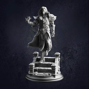 Op de afbeelding: Grijswaarden beeldje van een krijger in gedetailleerde bepantsering, staand op een klein stenen platform. De figuur heeft lang haar en houdt een klein voorwerp in zijn linkerhand. De bepantsering omvat schouderstukken en ingewikkelde details.