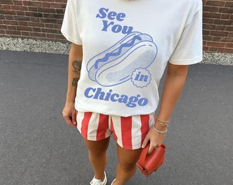 Camiseta Nos vemos en Chicago / Gráfico de perrito caliente de Chicago / Colores cómodos / Divertida / Gráfico de ciudad de verano