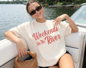 Camiseta de fin de semana en el río / Camiseta gráfica de la vida en el río / Camiseta de río para mujer / Barco de verano