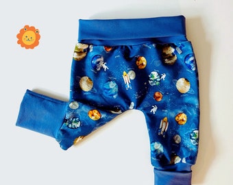 Prêt à partir - Pantalon évolutif, jersey coton biologique et élasthane,, Motif  ''Planètes et Astronautes'' (Taille 0-6 mois/6 m. -3 ans)