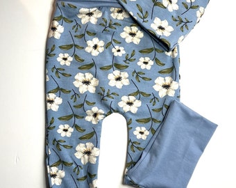 Ready to go - Scalable pants & hat, if desired, cotton and lycra jersey, ''Flowers, off-white or blue'' pattern (Size 6 months-3 years)