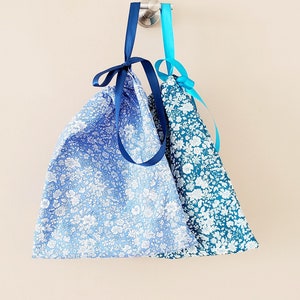 Taille XL / Sac à cordon Liberty / pochette cosmétique / pochette tissu maquillage / sac imprimé fleurs / jolie pochette imprimé