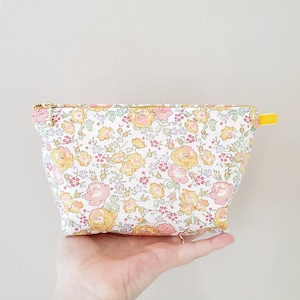 Liberty cosmetic pouch / makeup fabric pouch / flower print bag / mini zipper pouch / pretty print pouch