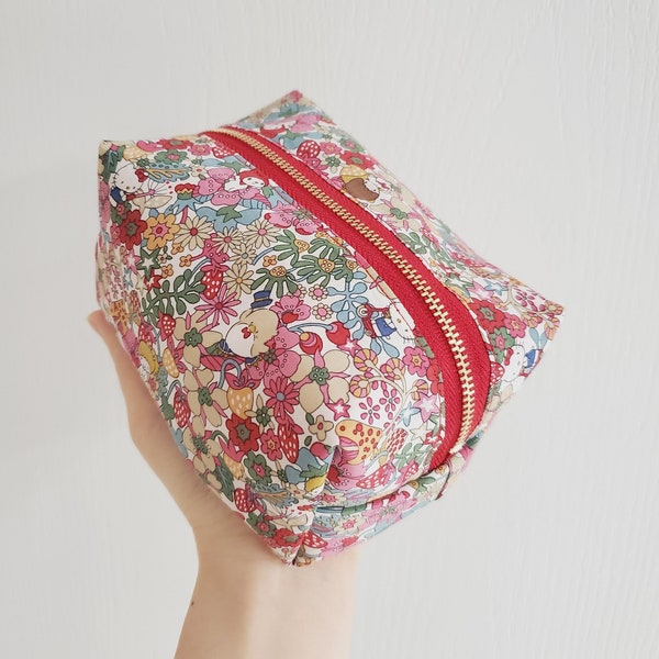 M size / Liberty cosmetic pouch / Special Edition / Makeup fabric pouch / flower print bag / Zipper pouch / pretty print pouch